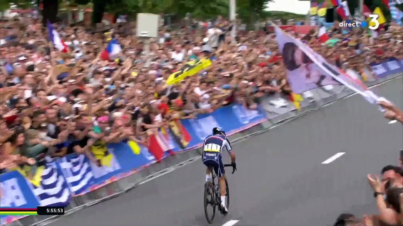 Le Français Julian Alaphilippe, à nouveau sacré champion du monde, visé par un jet de bière quelques mètres avant son arrivée à Louvain - VIDEO