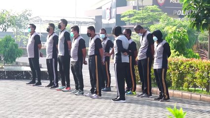 Olahraga Pagi, Kapolres Sidoarjo Bagikan Masker ke Warga