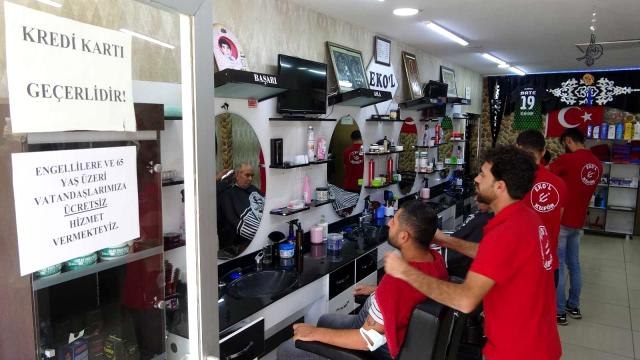Bu berberde özel bireyler ve 65 yaş üstü ücretsiz tıraş ediliyor