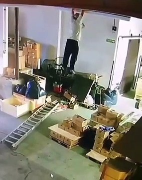 Un homme perd son échelle