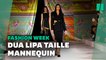 Dua Lipa fait ses débuts sur les podiums au défilé Versace