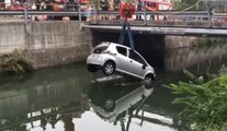 Pavia - Cadono con l'auto nel naviglio, salvati da poliziotti e recuperati da vigili del fuoco (27.09.21)