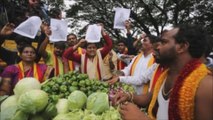 Los campesinos protestan en la India un año después de la reforma agraria