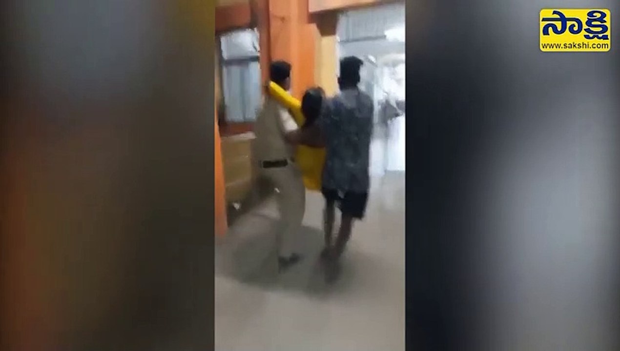 మానవత్వం చాటుకున్న హోంగార్డు..
