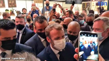 Emmanuel Macron prend un oeuf