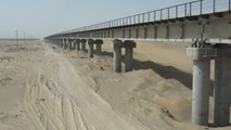Avanza la construcción del tren que recorre el desierto en China