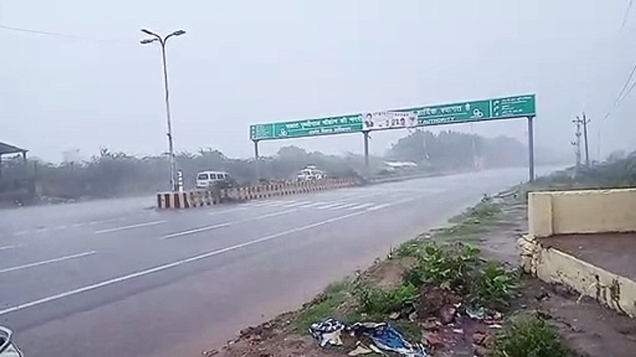 Rain Shavers: चक्रवात गुलाब का असर, भिगोया तेज...
