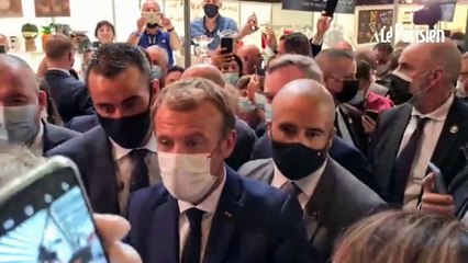 Emmanuel Macron ciblé par un jet d'œuf lors d'un déplacement à Lyon