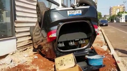Ao ser fechado por outro veículo, motorista desvia, bate contra meio-fio e acaba capotando