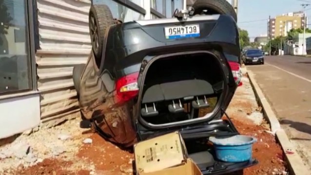 Ao ser fechado por outro veículo, motorista desvia, bate contra meio-fio e acaba capotando