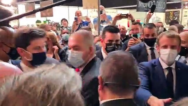 Emmanuel Macron reçoit un oeuf au Sirha 2021