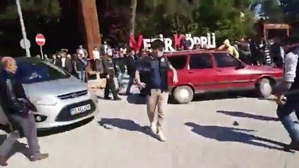 Samsun’da belediye önünde toplanan halk binayı taşladı