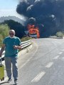 Kuşadası'nda Rus turistleri taşıyan midibüs alev alev yandı