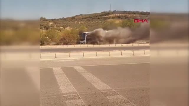 KUŞADASI'NDA RUS TURİSTLERİ TAŞIYAN MİDİBÜS YANDI