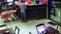 Funcionário de padaria dá cadeirada em assaltante e impede roubo