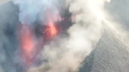 Noche intensa de lava que da un impulso a la bajada de la colada hacia el mar