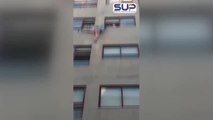 La Policía rescata a una mujer a punto de caer por el balcón