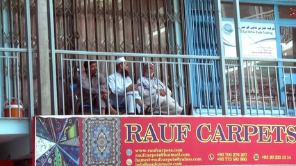 تجار السجاد والتذكارات أمام معضلة مع رحيل الأجانب عن افغانستان