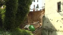 Las lluvias provocan un socavón en Moixent, Valencia, que afecta a varios vecinos