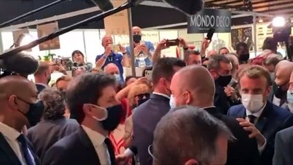 Emmanuel Macron cible d'un jet d'oeuf à Lyon lors d'un salon de la restauration