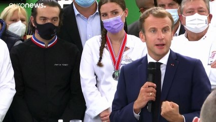 Emmanuel Macron recibe un "huevazo" durante su visita a un salón gastronómico de Lyon