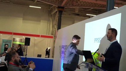 Il teste une veste anti-agression et croit vraiment en son produit