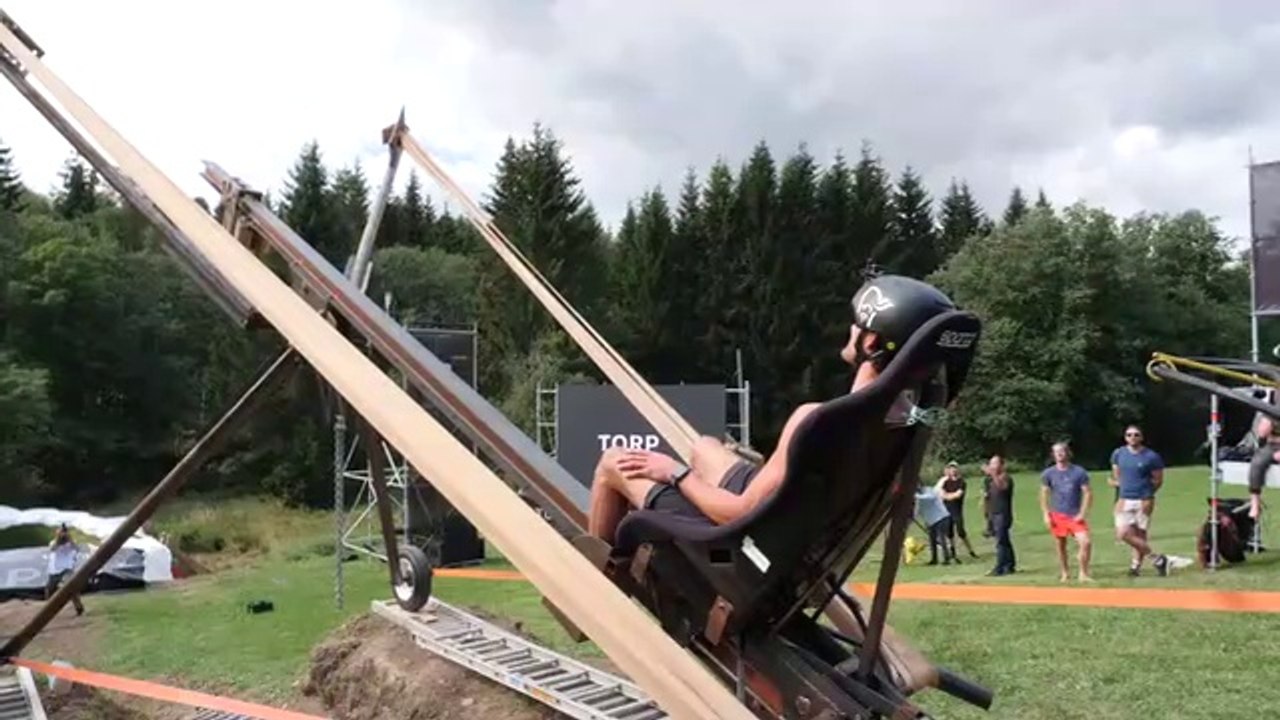 Se faire catapulter dans une piscine... Nouveau jeu risqué - slingshot-pool