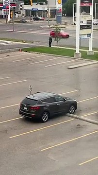 Deux conductrices se garent sur un parking vide et réussissent à casser leurs voitures