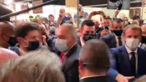 شاهد: رشق الرئيس الفرنسي إيمانويل ماكرون ببيضة خلال زيارة في ليون