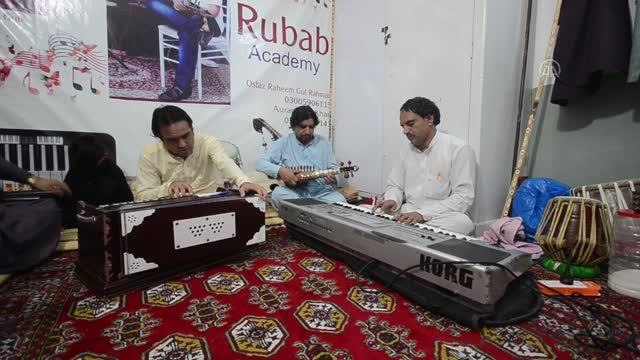 Pakistan'a göç eden Afgan müzisyenler