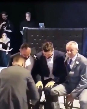 Des amis aident leur copain handicapé pour se lever et danser avec sa future femme