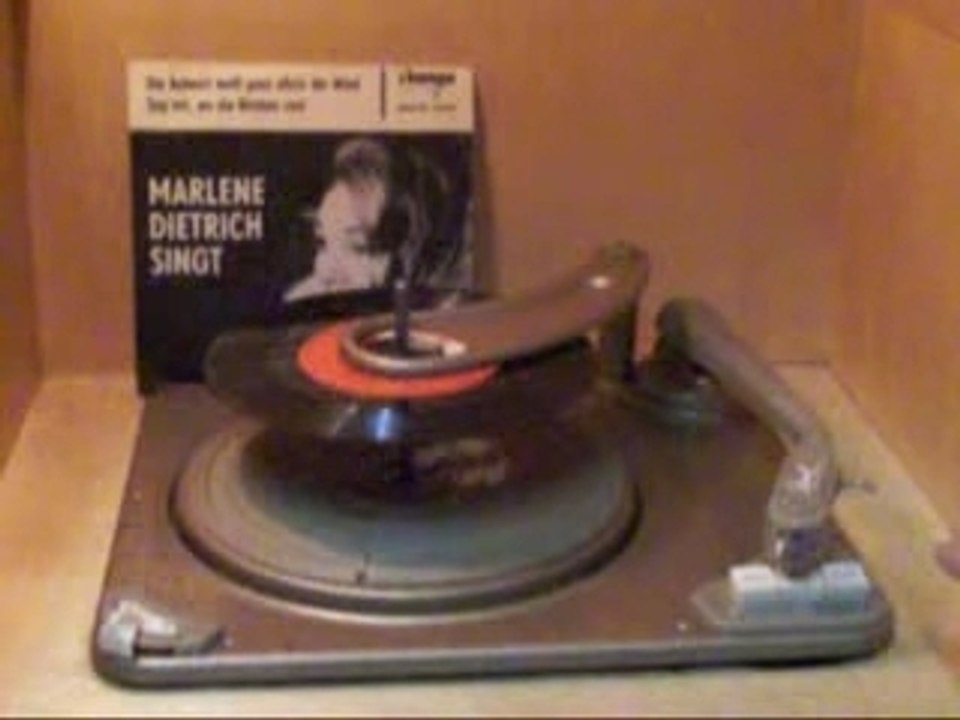 Marlena Dietrich --- Sag mir wo die Blumen sind