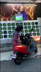 Assim são carregadas as motas elétricas na Tailândia