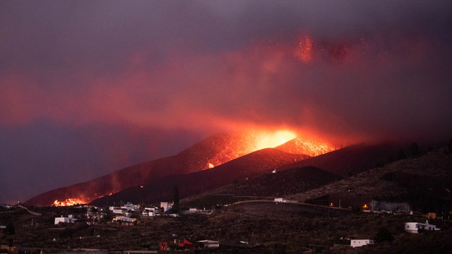 بعد توقفه لساعات.. بركان جزيرة لابالما الإسبانية يعاود الثوران من جديد