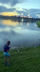 7 yaşındaki çocuk avladığı balığı timsaha kaptırdı!