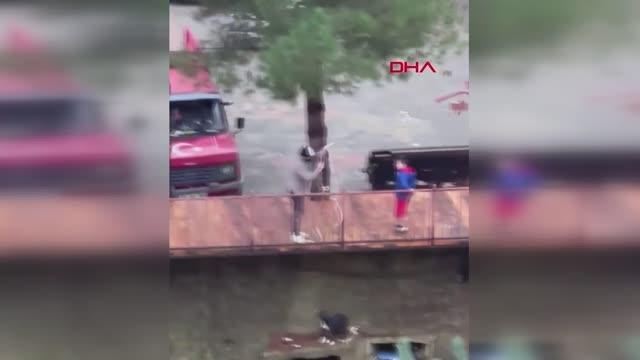 KORKULUKLARA BAĞLADIĞI İPLE DEREYE İNİP MAHSUR KALAN KÖPEĞİ KURTARDI