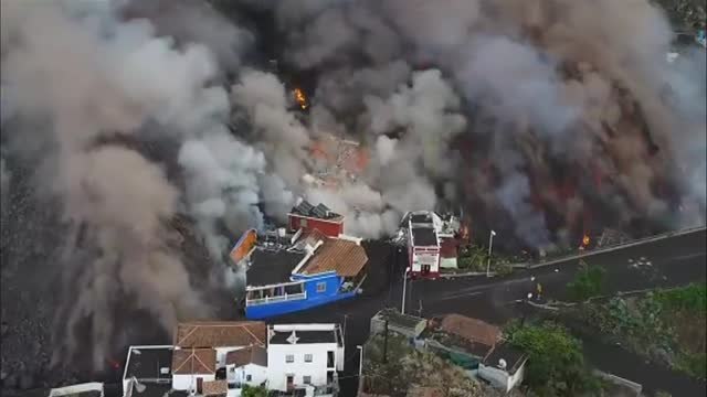 Impresionantes imágenes de la lava destruyendo más casas en su avance