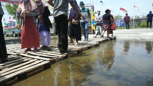 Terdampar Banjir Rob, Warga Tetap Antusias Vaksinasi