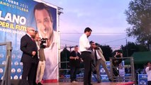 Caso Morisi, Salvini fugge dai giornalisti. Gaffe della regia: canzone di Fedez durante i selfie