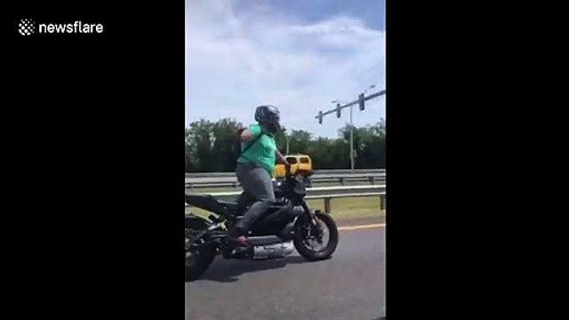 Thanh niên chạy xe máy nguy hiểm