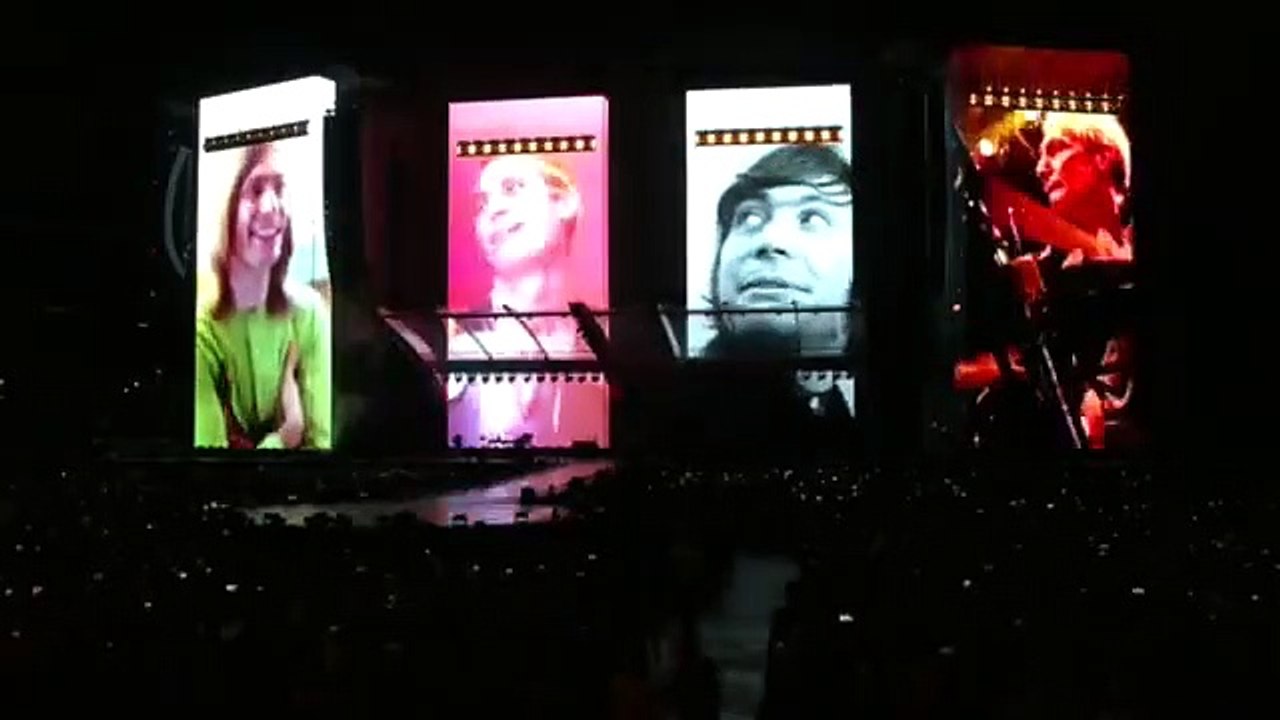 Les Rolling Stones rendent hommage à Charlie Watts sur scène