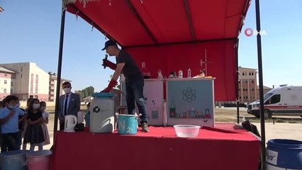 Sahnede deney yaparak hem şaşırttılar hem eğlendirdiler