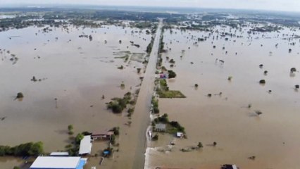 น้ำลำเชียงไกรทะลักท่วม อ.โนนไทย ทางหลวง 205 ระยะทาง 5 กม. รถเล็กผ่านไม่ได้