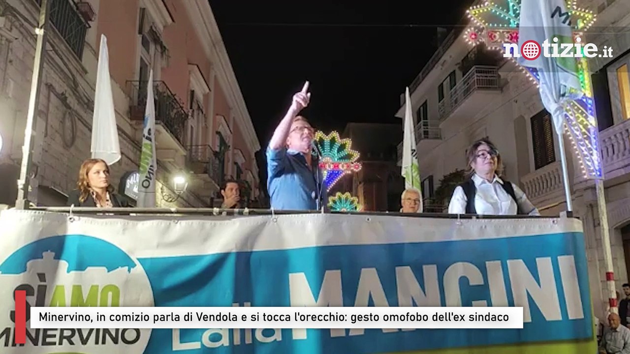 Minervino, in comizio parla di Vendola e si tocca l'orecchio: gesto omofobo dell'ex sindaco