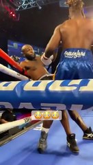 Un boxeur ne veut pas achever son adversaire KO debout !