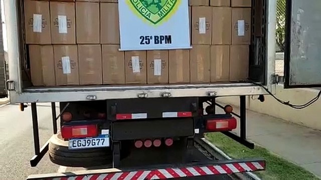 Polícia Militar apreende caminhão carregado com 800 caixas de cigarros em Umuarama