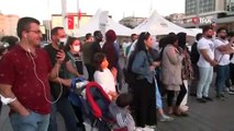 Taksim Meydanı'da dans eden youtuberları çeken kameraman kadraja giren vatandaşla tartıştı