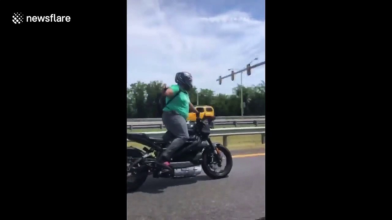 Quand tu croises un motard cascadeur sur l'autoroute