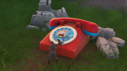 Fortnite : composer le numéro de Pizza Pit sur un téléphone géant au Bloc
