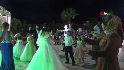 Nikah şekeri yerine mama dağıttılar